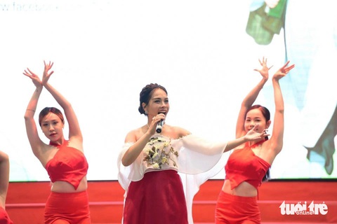 Ngọc Mai thể hiện ca khúc Ngọc Mai thể hiện ca khúc