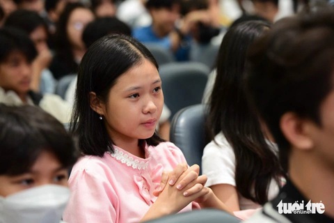 Khán giả xúc động khi nghe Ngọc Mai hát - Ảnh: DUYÊN PHAN Khán giả xúc động khi nghe Ngọc Mai hát - Ảnh: DUYÊN PHAN
