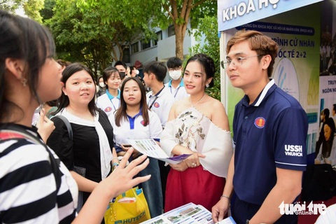 Ngọc Mai lắng nghe nguyện vọng chọn nghề của học sinh ở gian hàng tư vấn - Ảnh: DUYÊN PHAN Ngọc Mai lắng nghe nguyện vọng chọn nghề của học sinh ở gian hàng tư vấn - Ảnh: DUYÊN PHAN