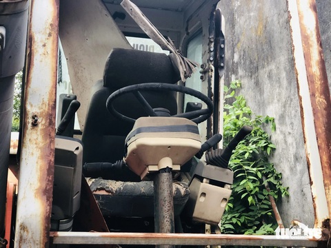 Chiếc xe trong vụ phường giữ xe trái luật giờ như đống sắt vụn vì phải phơi nắng mưa- Ảnh 2. Cabin xe rách nát - Ảnh: ĐOÀN CƯỜNG