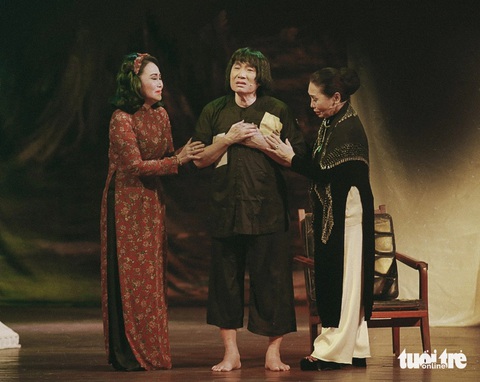 Từ trái qua, nghệ sĩ Thanh Hằng (vai Kim Anh), nghệ sĩ Minh Vương (vai Minh Luân) và nghệ sĩ Bạch Tuyết (vai cô Lựu) trong bản dựng lại năm 2018 - Ảnh: GIA TIẾN Từ trái qua: nghệ sĩ Thanh Hằng (vai Kim Anh), nghệ sĩ Minh Vương (vai Minh Luân) và nghệ sĩ Bạch Tuyết (vai cô Lựu) trong bản dựng lại năm 2018 - Ảnh: GIA TIẾN