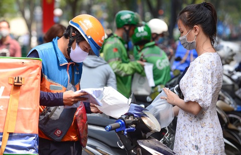 Doanh nghiệp Mỹ muốn bán thuốc không kê đơn trên kênh online- Ảnh 1. Người dân Việt Nam đã quen với mua hàng trên nền tảng thương mại điện tử - Ảnh minh họa: QUANG ĐỊNH