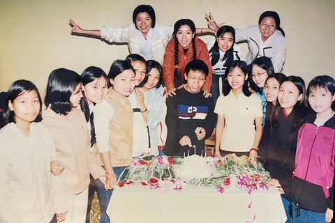 8-3 có lúc dễ thương và nhiều khi cũng... đáng sợ- Ảnh 2. Không khí 8-3 năm lớp 12 bên các bạn nữ lớp văn với chiếc bánh kem cùng những bông hồng đỏ