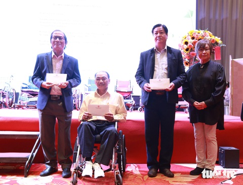 Quỹ của phu nhân cố Thủ tướng Nhật Bản Abe Shinzo tặng xe lăn cho người khuyết tật Đà Nẵng- Ảnh 1. Quỹ hỗ trợ đóng góp xã hội Nhật Bản đã trao tặng hàng chục xe lăn cho người khuyết tật tại Đà Nẵng - Ảnh: ĐOÀN NHẠN