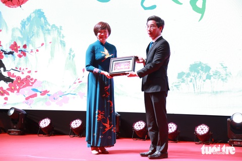 Quỹ của phu nhân cố Thủ tướng Nhật Bản Abe Shinzo tặng xe lăn cho người khuyết tật Đà Nẵng- Ảnh 2. Bà Abe Shinzo nhận quà lưu niệm từ lãnh đạo TP Đà Nẵng - Ảnh: ĐOÀN NHẠN
