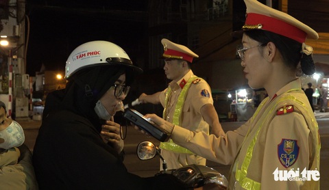 'Bóng hồng' cảnh sát giao thông Lâm Đồng ra đường kiểm tra nồng độ cồn- Ảnh 1. Nữ cảnh sát giao thông Công an Lâm Đồng tham gia kiểm tra nồng độ cồn - Ảnh: PHẠM NGÂN