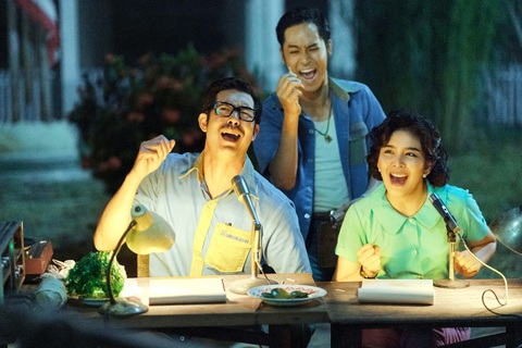 Đoàn chiếu phim lưu động lồng tiếng trong một buổi chiếu ngoài trời Đoàn chiếu phim lưu động lồng tiếng trong một buổi chiếu ngoài trời trong phim Ngày xưa có một ngôi sao