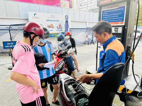 Cây xăng đang 'ráo riết' xuất hóa đơn, khách hàng nên lấy hóa đơn thúc đẩy minh bạch- Ảnh 1. Người dân đổ xăng tại cây xăng Petrolimex trên đường Hoàng Văn Thụ, TP.HCM. Khách muốn nhận hóa đơn đều được nhân viên hỗ trợ xuất ngay - Ảnh: CÔNG TRUNG
