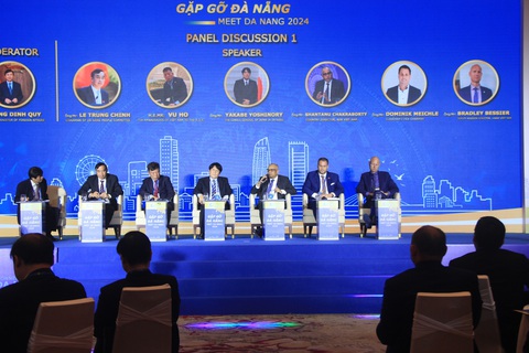 Đà Nẵng có lợi thế nào khi thí điểm trung tâm tài chính hải ngoại?- Ảnh 4. Lãnh đạo UBND TP Đà Nẵng chia sẻ cùng các nhà đầu tư, các tổ chức tài chính, nhà ngoại giao trong chương trình Gặp gỡ Đà Nẵng 2024 - Ảnh: TRƯỜNG TRUNG