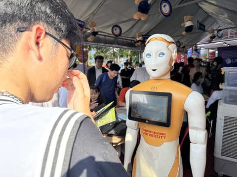 Robot sử dụng trí tuệ nhân tạo trả lời các câu hỏi do học sinh đặt ra - Ảnh: M.G Robot sử dụng trí tuệ nhân tạo của Trường đại học Quốc tế Sài Gòn. Theo đại diện trường, phần cứng robot do đơn vị sản xuất thực hiện, trong khi phần mềm và việc huấn luyện robot do trường thực hiện. Robot sử dụng ChatGPT nên có thể trả lời các kiến thức phổ thông trong đời sống. Đối với các thông tin liên quan đến trường, trường đã thu thập thông tin, cung cấp và huấn luyện để robot giải đáp cho học sinh - Ảnh: MINH GIẢNG