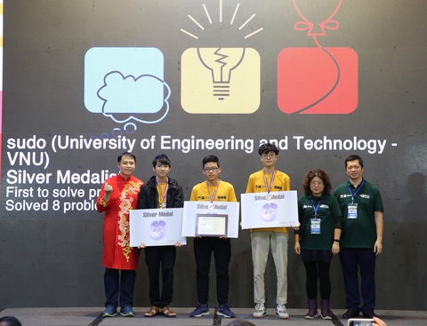 3 đội tuyển Việt Nam giành vé dự chung kết ICPC toàn cầu- Ảnh 1. Đội Sudo với các thành viên là sinh viên QH-2023 ngành trí tuệ nhân tạo đến từ Trường đại học Công nghệ, Đại học Quốc gia Hà Nội giành huy chương bạc chung kết ICPC châu Á - Thái Bình Dương - Ảnh: BTC