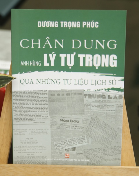 Quyển sách Chân dung anh hùng Lý Tự Trọng qua những tư liệu lịch sử do NXB Tổng hợp ấn hành - Ảnh: HỒ LAM Quyển sách Chân dung anh hùng Lý Tự Trọng qua những tư liệu lịch sử do NXB Tổng Hợp ấn hành - Ảnh: HỒ LAM