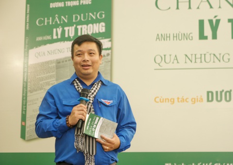 Tác giả Dương Trọng Phúc bày tỏ lòng biết ơn, trân trọng của mình với người anh hùng Lý Tự Trọng qua tác phẩm - Ảnh: HỒ LAM Anh Dương Trọng Phúc bày tỏ lòng biết ơn, trân trọng của mình với người anh hùng Lý Tự Trọng qua tác phẩm sách của mình - Ảnh: HỒ LAM