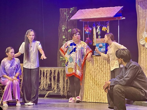 Cười nghiêng ngả với 'Bóng đàn ông' của Minh Dự và Gia Bảo- Ảnh 1. Khả Như, Nhật Vy, Gia Bảo, Phương Lan và Thuận Nguyễn trong cảnh mở đầu vở diễn