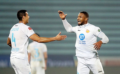 Sông Lam Nghệ An phải dè chừng Rafaelson (phải) - chân sút đã ghi 13 bàn cho CLB Nam Định - Ảnh: Nam Định FC Sông Lam Nghệ An phải dè chừng Rafaelson (phải) - chân sút đã ghi 13 bàn cho CLB Nam Định - Ảnh: Nam Định FC