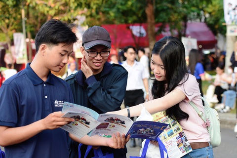 Hôm nay Ngày hội tư vấn tuyển sinh hướng nghiệp tại TP.HCM: Sôi động với 250 gian tư vấn- Ảnh 6. Học sinh tìm hiểu thông tin các trường tại ngày hội - Ảnh: DUYÊN PHAN