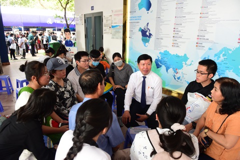 Phụ huynh và học sinh lắng nghe tư vấn chọn ngành chọn trường từ các thầy cô - Ảnh: DUYÊN PHAN Phụ huynh và học sinh lắng nghe tư vấn chọn ngành từ PGS.TS Nguyễn Ngọc Khôi - trưởng phòng đào tạo Trường đại học Y Dược TP.HCM - Ảnh: DUYÊN PHAN