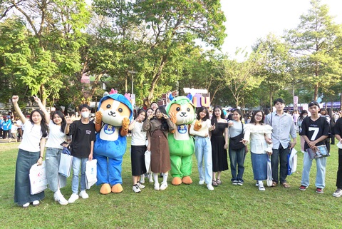 Học sinh Trường THPT Gò Công Đông, tỉnh Tiền Giang hào hứng chụp hình cùng mascot tại ngày hội - Ảnh: NHƯ HÙNG Học sinh Trường THPT Gò Công Đông, tỉnh Tiền Giang hào hứng chụp hình cùng mascot tại ngày hội - Ảnh: NHƯ HÙNG