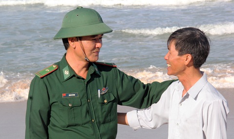 Thiếu tá Trần Thế Vinh, chính trị viên Đồn biên phòng Bình Hải, trò chuyện với ông Võ Văn - người phát hiện gói ma túy Thiếu tá Trần Thế Vinh, chính trị viên Đồn biên phòng Bình Hải, trò chuyện với ông Võ Văn - người phát hiện gói ma túy - Ảnh: TRẦN MAI