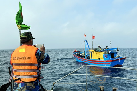 Đồn biên phòng Dung Quất tuần tra trên biển ở khu vực cảng Dung Quất - nơi có nhiều tàu thuyền tải trọng lớn ra vào Đồn biên phòng Dung Quất tuần tra trên biển ở khu vực cảng Dung Quất - nơi có nhiều tàu thuyền tải trọng lớn ra vào - Ảnh: TRẦN MAI