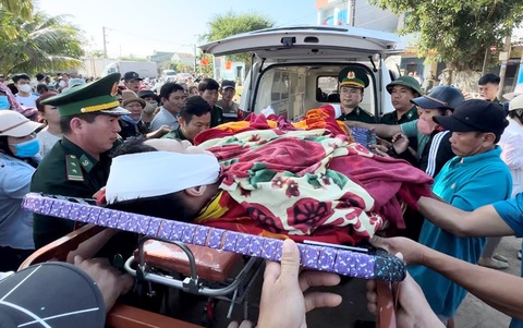 Dân và quân cấp cứu ngư dân bị thương sau vụ tai nạn trên biển vào bờ Dân và quân cấp cứu ngư dân bị thương sau vụ tai nạn trên biển vào bờ - Ảnh: TRẦN MAI