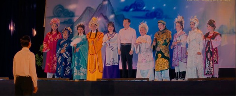 Nhiều cảnh 'Sáng đèn' thú vị được bật mí trong MV nhạc phim- Ảnh 6. Ai cũng giữ niềm tin gánh hát Viễn Phương được sáng đèn trở lại