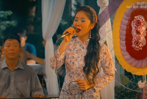 Nhiều cảnh 'Sáng đèn' thú vị được bật mí trong MV nhạc phim- Ảnh 1. Cô đào chính Thanh Kim Yến (Lê Phương) đi hát đám cưới để mưu sinh