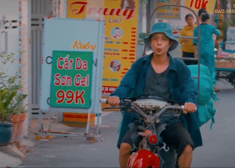 Nhiều cảnh 'Sáng đèn' thú vị được bật mí trong MV nhạc phim- Ảnh 5. Anh Tèo mê cải lương đi chở nước đá