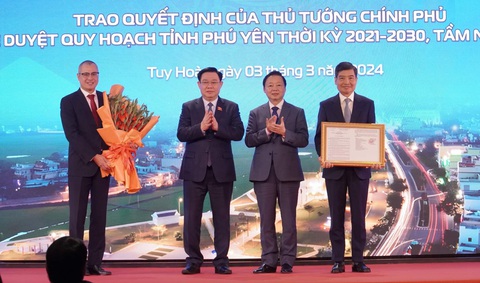 Quy hoạch phát triển Phú Yên với những đặc trưng khác biệt- Ảnh 1. Chủ tịch Quốc hội Vương Đình Huệ chúc mừng, Phó thủ tướng Trần Hồng Hà trao quyết định phê duyệt quy hoạch tỉnh Phú Yên cho Bí thư Tỉnh ủy Phú Yên Phạm Đại Dương (bìa trái) và Chủ tịch UBND tỉnh Phú Yên Tạ Anh Tuấn - Ảnh: THI TRUNG