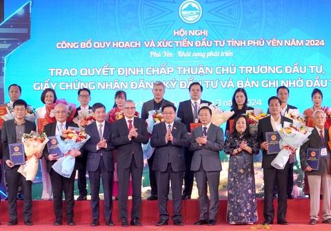 Chủ tịch Quốc hội Vương Đình Huệ, Phó thủ tướng Trần Hồng Hà, lãnh đạo tỉnh Phú Yên chúc mừng các nhà đầu tư được trao chứng nhận đầu tư, ghi nhớ đầu tư vào tỉnh này - Ảnh: THI TRUNG Chủ tịch Quốc hội Vương Đình Huệ, Phó thủ tướng Trần Hồng Hà, lãnh đạo tỉnh Phú Yên chúc mừng các nhà đầu tư được trao chứng nhận đầu tư, ghi nhớ đầu tư vào tỉnh này - Ảnh: THI TRUNG