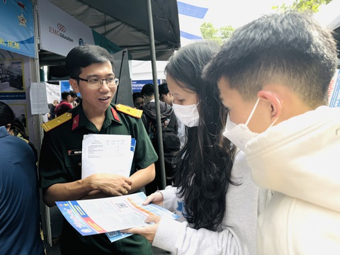 Học trường quân đội có được miễn nghĩa vụ quân sự?- Ảnh 1. Ông Vương Văn Hân tư vấn thông tin tuyển sinh trường quân đội cho thí sinh - Ảnh: M.G.