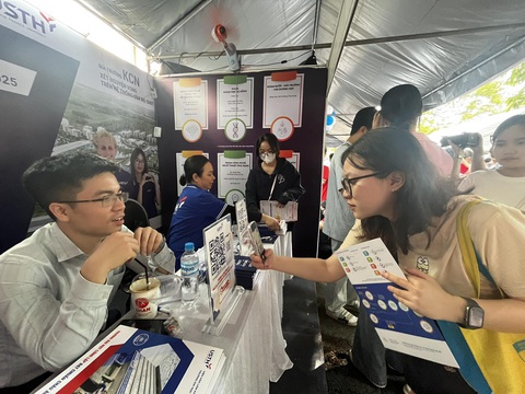 Học sinh quét mã QR lấy thông tin các trường - Ảnh: MỸ DUNG Học sinh quét mã QR lấy thông tin các trường - Ảnh: MỸ DUNG