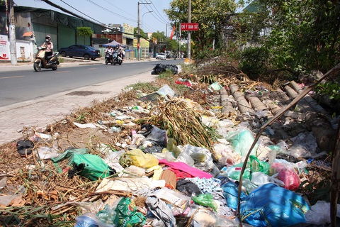 Sao cứ đi đến đâu xả rác đến đó?- Ảnh 6. Rác khắp nơi trong khu dân cư - Ảnh: PHƯƠNG NHI