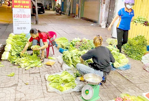 Tặng rau miễn phí ở vựa nông sản Cúc Còi - Ảnh: TRÚC QUYÊN Tặng rau miễn phí ở vựa nông sản Cúc Còi - Ảnh: TRÚC QUYÊN