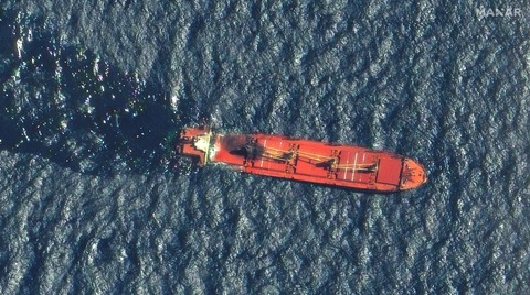 Tàu Rubymar của Anh sắp chìm hoàn toàn trên Biển Đỏ - Ảnh: REUTERS Tàu Rubymar của Anh sắp chìm hoàn toàn trên Biển Đỏ - Ảnh: REUTERS