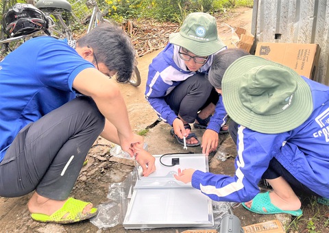 Sinh viên tình nguyện TP.HCM làm đèn đường chiếu sáng dùng năng lượng mặt trời tặng bà con Bến Tre trong Mùa hè xanh 2023 - Ảnh: Q.L. Sinh viên tình nguyện TP.HCM làm đèn đường chiếu sáng dùng năng lượng mặt trời tặng bà con Bến Tre trong Mùa hè xanh 2023 - Ảnh: Q.L.