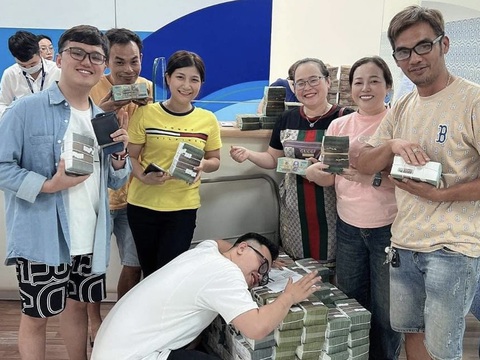 Chủ đại lý vé số ở Tây Ninh trúng hơn 34 tỉ đồng từ số vé bị trả về- Ảnh 2. Số tiền trúng thưởng chia cho bảy anh em trong nhà - Ảnh do nhân vật cung cấp