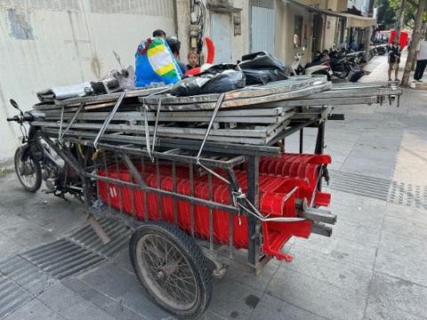Ớn lạnh xe ba gác chở sắt thép, tôn dài ngoằng chạy trên đường TP.HCM- Ảnh 4. Cảnh sát giao thông đội Bến Thành xử lý một trường hợp vi phạm giao thông vì chở hàng cồng kềnh - Ảnh: PC08