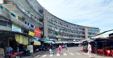 Nha Trang sẽ nhập 8 phường, dự kiến đặt tên các phường mới- Ảnh 1. Chung cư Chợ Đầm tròn thuộc phường Vạn Thạnh, TP Nha Trang (Khánh Hòa) là một trong 8 phường sẽ sắp xếp, nhập thành phường mới - Ảnh: PHAN SÔNG NGÂN