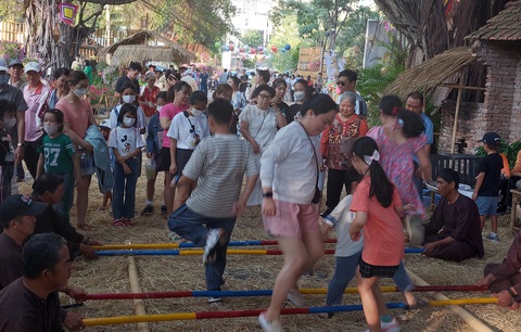 Người dân chơi nhảy sạp tại Lễ hội Văn hóa Ẩm thực, Món ngon Saigontourist Group 2024 - Ảnh: HOÀNG LÊ Người dân chơi nhảy sạp tại Lễ hội văn hóa ẩm thực, món ngon Saigontourist Group 2024 - Ảnh: HOÀNG LÊ