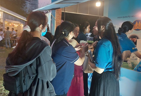 Xếp hàng mua trà sữa tại gian hàng bán trà sữa Vietnam Airline - Ảnh: HOÀNG LÊ Xếp hàng mua trà sữa tại gian hàng bán trà sữa Vietnam Airlines - Ảnh: HOÀNG LÊ