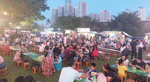 Một góc Lễ hội Văn hóa Ẩm thực, Món ngon Saigontourist Group 2024 lúc 18h ngày 30-3. Càng về sau lượng người tới càng đông. Ảnh: HOÀNG LÊ Một góc Lễ hội văn hóa ẩm thực, món ngon Saigontourist Group 2024 lúc 18h ngày 30-3. Càng về sau lượng người tới càng đông - Ảnh: HOÀNG LÊ