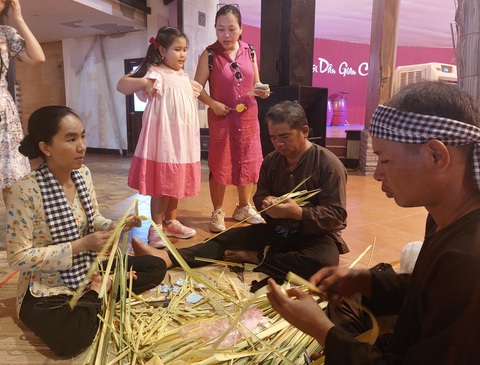 Ba nhân viên làm quà tặng bạn nhỏ thắng các trò chơi dân gian - Ảnh: HOÀNG LÊ Ba nhân viên làm quà tặng bạn nhỏ thắng các trò chơi dân gian - Ảnh: HOÀNG LÊ