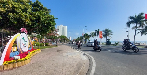 Nha Trang sẽ nhập 8 phường, dự kiến đặt tên các phường mới- Ảnh 3. Đường Trần Phú bên biển Nha Trang và công viên Yến Phi - Ảnh: PHAN SÔNG NGÂN