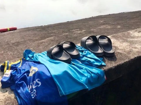 Hàng trăm người xuyên đêm tìm nam sinh đuối nước- Ảnh 1. Dép và quần áo của hai nam sinh được người dân phát hiện để lại trên thân đập Khe Xai - Ảnh: H.A.