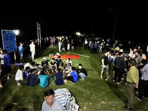 Hàng trăm người xuyên đêm tìm nam sinh đuối nước- Ảnh 2. Đông đảo người dân xuyên đêm tìm kiếm thi thể nam sinh đuối nước - Ảnh: H.A.