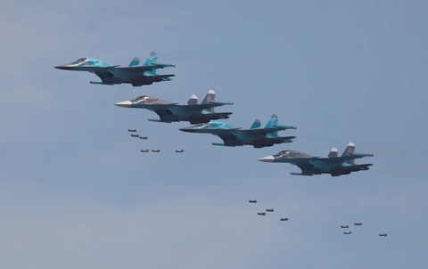 Máy bay ném bom Su-34 của Nga trình diễn rải bom tại một Thế vận hội quân sự quốc tế hồi năm 2018 - Ảnh: REUTERS Máy bay ném bom Su-34 của Nga trình diễn rải bom tại một Thế vận hội quân sự quốc tế hồi năm 2018 - Ảnh: REUTERS