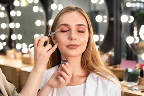 Giám đốc sắc đẹp toàn cầu của YSL Beauté: 7 mẹo trang điểm tuổi nào cũng cần- Ảnh 1. Có hai cách tiếp cận trang điểm. Một cách che phủ, che giấu và tạo ra một con người mới; và một cách khác giúp tôn lên vẻ đẹp của mỗi người - Ảnh: Naomi's HEADMASTERS Panchkula