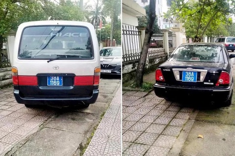Công an tạm giữ 2 ô tô gắn biển số xanh giống nhau để điều tra- Ảnh 1. Hai chiếc ô tô gắn biển số xanh giống nhau được phát hiện trên vỉa hè tuyến đường Võ Liêm Sơn, TP Hà Tĩnh - Ảnh: H.A.