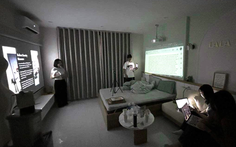 Ảnh vui 30-3: Hát đám cưới kiểu 'độc lạ Bình Dương'- Ảnh 3. Thuê homestay để luyện bài thuyết trình.